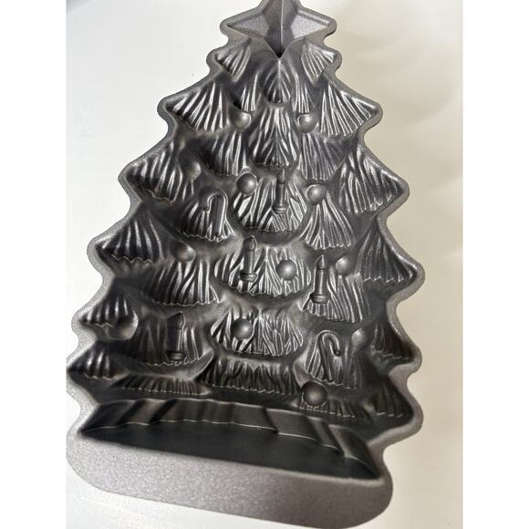 Nordic Ware Cast Aluminum Christmas Tree Cake Bread Pan Mold 4.5 cups USA Made - Picture 5 of 5